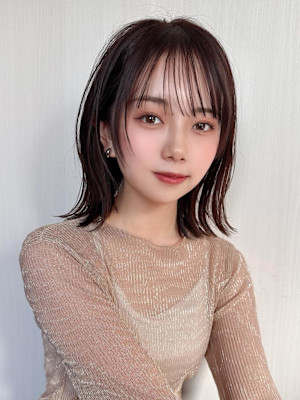 暗髪で大人可愛く！後れ毛がかわいいギリギリ結べるくびれボブ