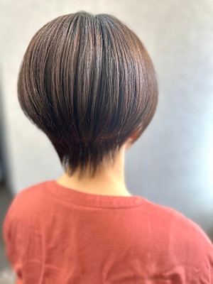 スッキリ見せる襟足長めショート