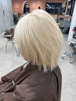 抜きっぱなしブロンド/レイヤーボブ/ホワイトカラー