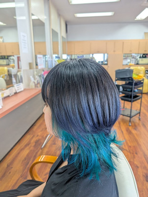 おしゃれなウルフカットと、トレンドのインナーカラーで