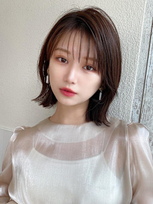 20代30代に人気！後れ毛がかわいい暗髪の韓国風くびれヘア