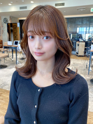 20代30代に人気！後れ毛がかわいい暗髪の韓国風くびれヘア