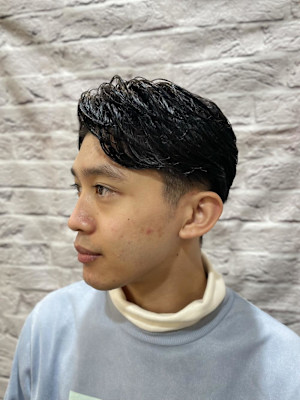 癖毛を活かした七三分けナチュラルショート