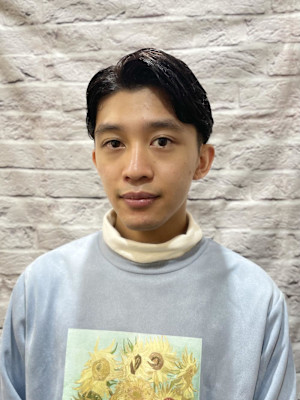 癖毛を活かした七三分けナチュラルショート