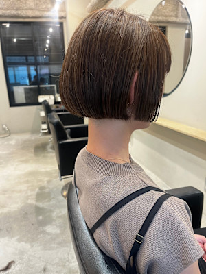 シンプルなボブ。前下がりの大人デザイン。