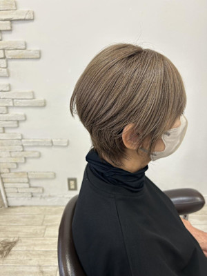 20代30代透明感暗髪アッシュブルーグレージュ丸みボブ