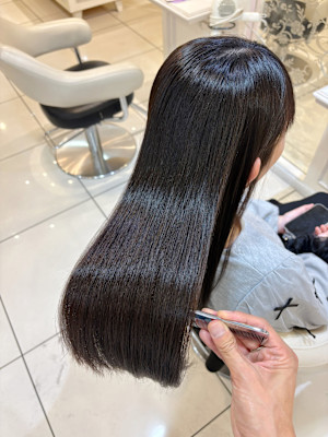 【極上うるツヤ】シルクのような手触りの縮毛矯正ストレート