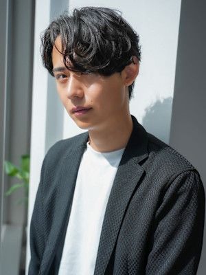 スパイラルパーマ ツーブロック 眉毛カット センターパート