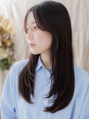 顔回りレイヤーカット小顔ストレートロング　チャコールグレー