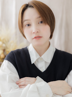 マロンベージュ前髪なしショートマッシュ　オリーブグリーン