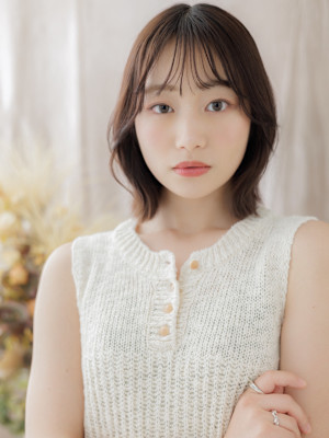 顔回りレイヤーカット小顔くびれミディアム　ヘイリーボブ