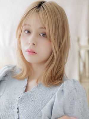 フレンチカジュアル外ハネカールくびレイヤー　シルバーベージュ