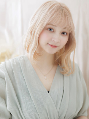 ハイトーンカラーくせ毛風ニュアンスパーマ　シルバーベージュ