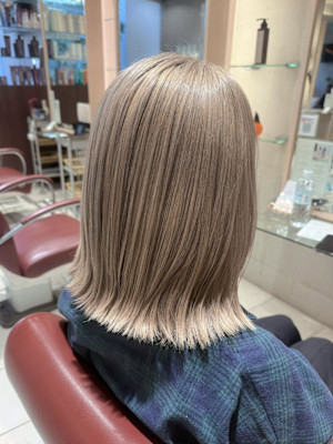 ダメージを抑えた透明感ブリーチカラー