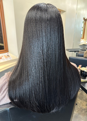 “黒髪がいちばん輝く、ナチュラルストレート”