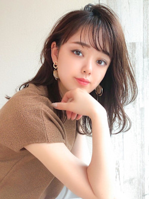 2wayバングで小顔効果！フェイスレイヤーで作るくびれヘア