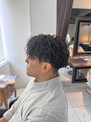 ツイストスパイラルパーマ　センターパート　縦落ちツイスト