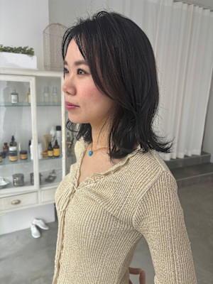 ふんわり顔まわりカットミディアムネイビーカラー