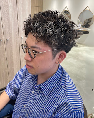 シャープな印象を引き立てるスパイキーパーマ【三軒茶屋】