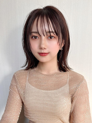 20代30代に人気！後れ毛がかわいい暗髪の韓国風くびれヘア