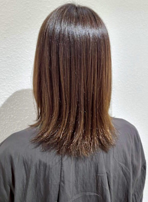 ミディアムレイヤー ツヤ髪カラー ベージュ 20代 30代
