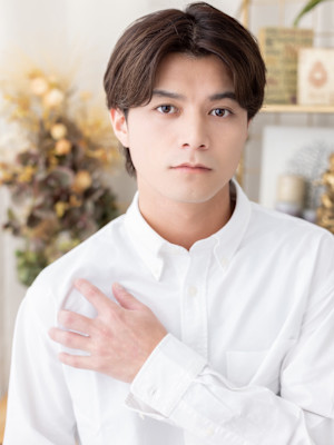 ツーブロック前髪パーマ暗髪テーパーフェード　チャコールグレー