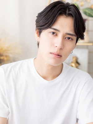 チャコールグレー小顔コンマセンターパート　ツーブロパーマ