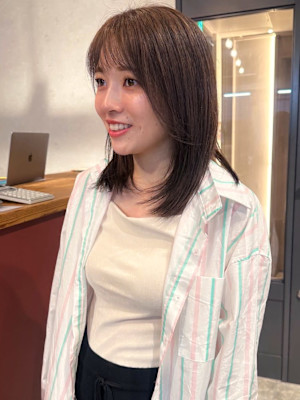 レイヤーカット アッシュブラウン 顔周りカット 透明感カラー