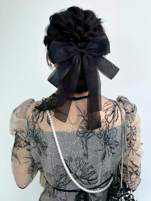 お呼ばれヘア シニヨン 20代 お団子ヘア 結婚式 暗髪