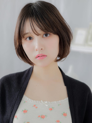 斜めバング暗髪ひし形小顔丸みショートボブ　ミニマルボブ