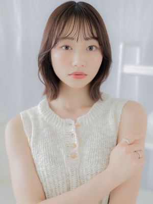 顔回りレイヤーカット小顔くびれミディアム　ヘイリーボブ