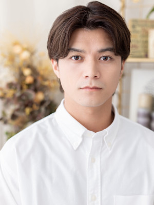 ツーブロック前髪パーマ暗髪テーパーフェード　チャコールグレー