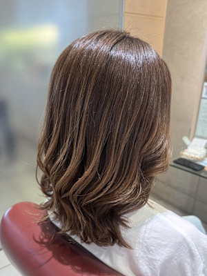 ツヤと抜け感が叶う秋ベージュカラー