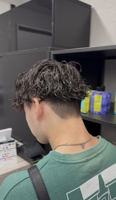 抜け感×束感で魅せる大人の韓国風ヘア