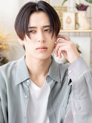 デコ出しツーブロック黒髪テクノカット　コンマセンターパート　