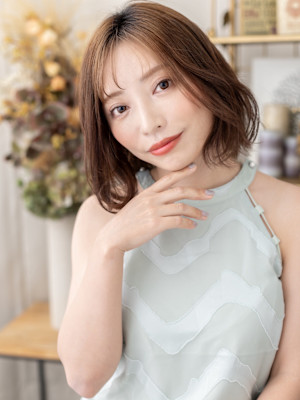 フェイスフレーミング抜け感くびれミディアム　オリーブグリーン