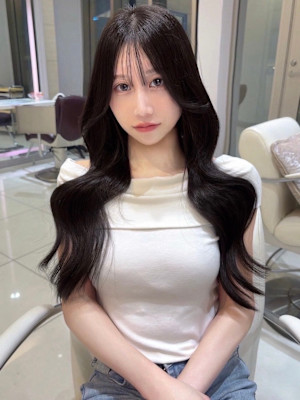 ロングレイヤー 斜めバンググレージュカラーデザインカラー