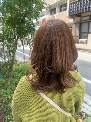 オリーブベージュ