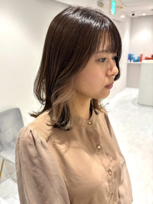 イヤリングカラー ミルキーベージュ くびれヘア 20代 髪質