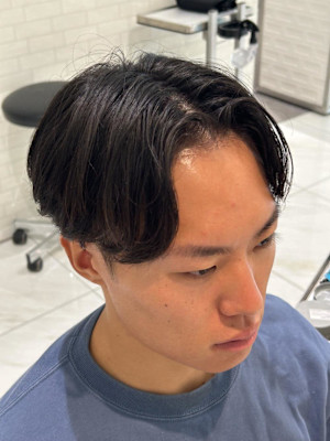 癖を活かしてアイロンいらずのリバースセンターパート