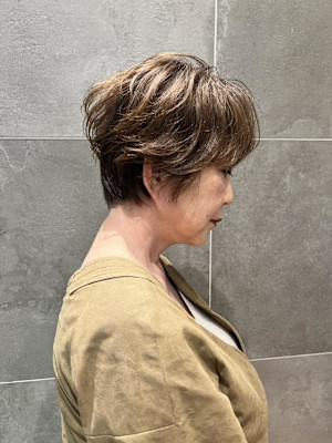 ふわっと流れるショートヘア