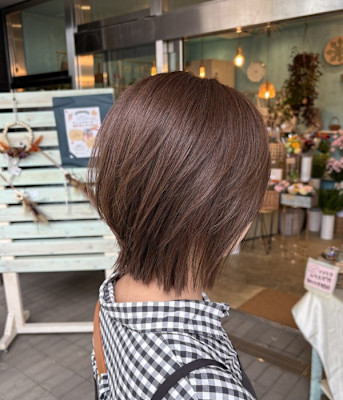 ボブレイヤー外ハネぱつっとボブナチュラルブラウン白髪ぼかし