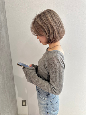 ショートボブミニボブ顔周りレイヤーミルクティーベージュ