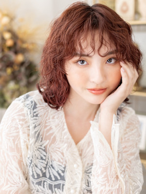 濡れ髪くるくるパーマミディアムボブウルフ　バーガンディ