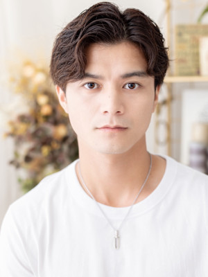 ビジネスにも◎黒髪リバースセンターパート　ツーブロパーマ