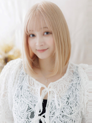 外国人風ホワイトブロンド切りっぱなしボブディシルバーベージュ