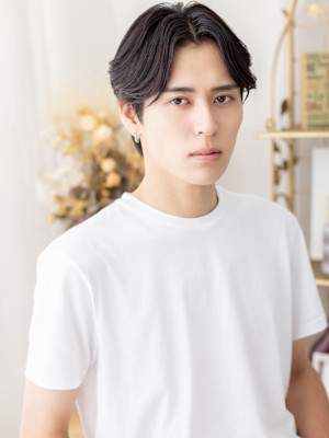 チャコールグレー小顔コンマセンターパート　ツーブロパーマ