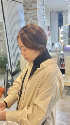 30代40代白髪ぼかしハイライトハンサムショート