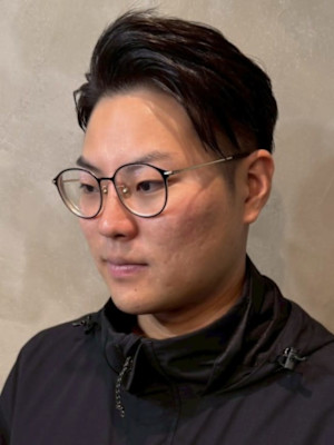 ツーブロック ビジネスヘア アップバング 黒髪 刈り上げ