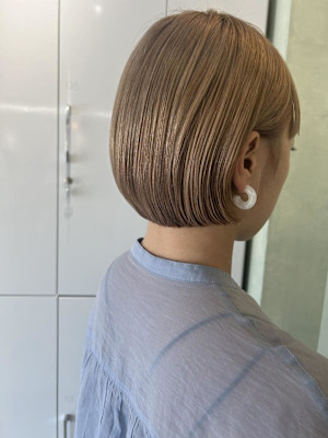 ミニショートボブ×ハイトーンベージュカラー